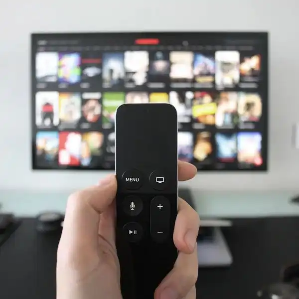 Streamingstick en mediabox naast een televisie