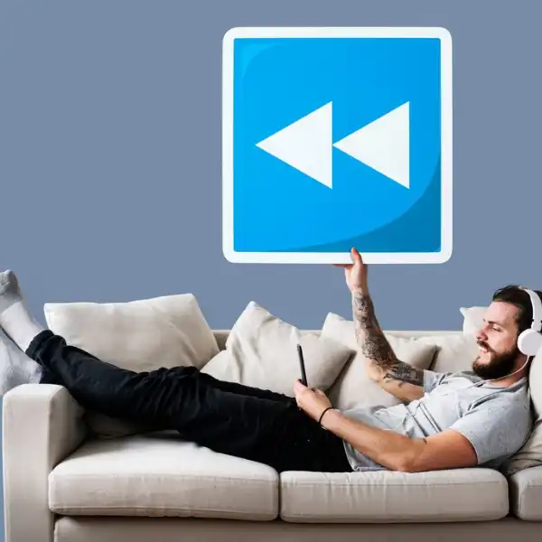 Streamingstick en TV-box naast een televisie met HDMI-aansluiting
